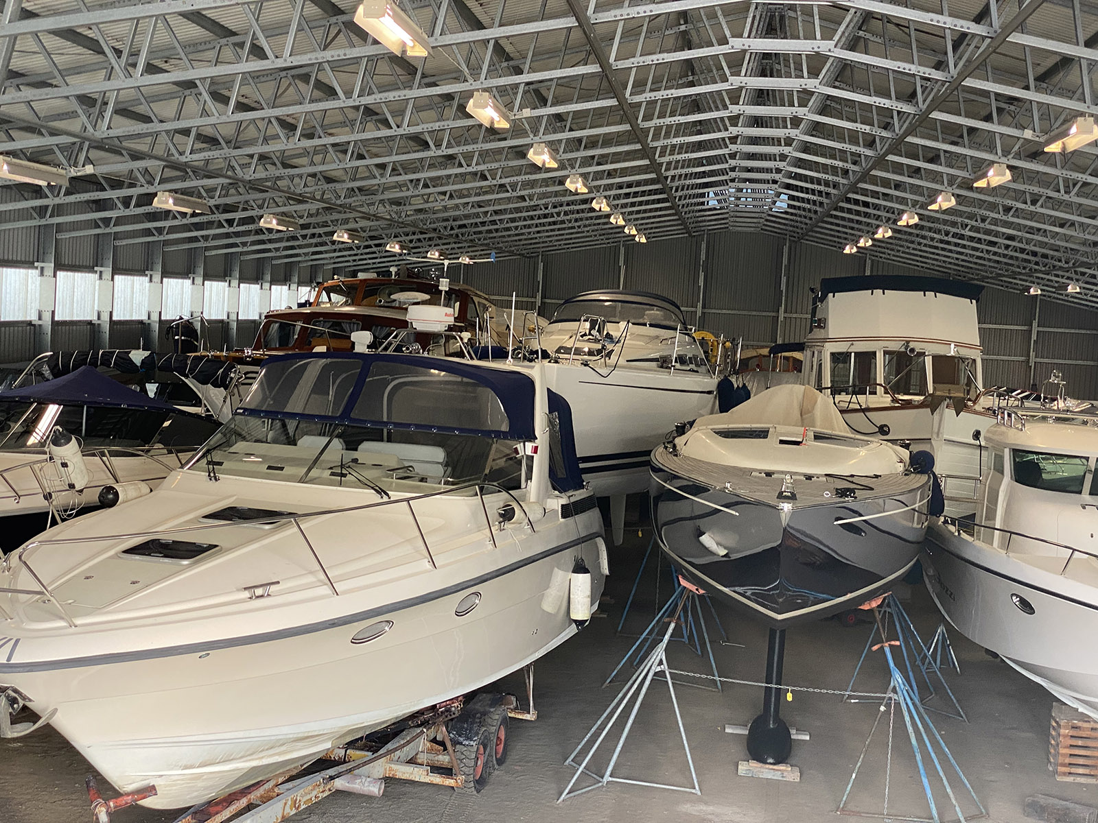 Bateaux entreposés dans un bâtiment, photo d’illustration