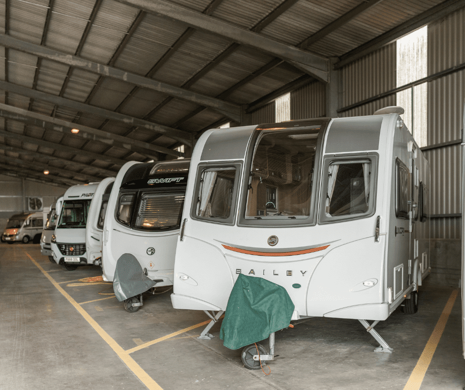 Caravanes rangées à l’intérieur d’un hangar, photo d’illustration